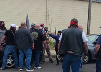 Antifa wird von Bikern in den vollen Rückzug versetzt, sie versuchen es in einer anderen Stadt, hören aber bald das Rumpeln von Motorrädern