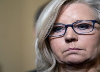 Aufgedeckt: Dirtbag Liz Cheney, finanziert von Obama- und Hillary-Spendern in der Grundschule in Wyoming