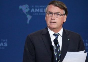 BOOM!  Der brasilianische Präsident Jair Bolsonaro ZERSTÖRT Leonardo DiCaprio für einen Tweet über den Amazonas-Regenwald: Ihr wollt die ganze Welt verändern, aber niemals euch selbst!