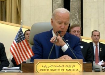 Biden in Saudi-Arabien: „Wir werden immer den Mut und die Selbstsucht ehren – die Selbstlosigkeit … der Amerikaner, die gedient haben“ (VIDEO)