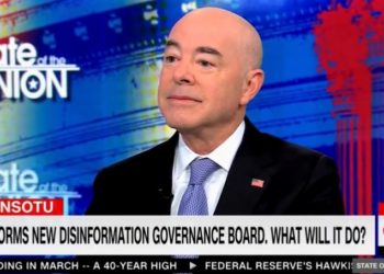 Bidens Heimatschutzminister Alejandro Mayorkas sagt: „Schaut, die Grenze ist sicher“