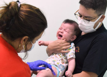 COVID-Impfungen von Kleinkindern in den USA: Schlechte Datenlage lässt Nutzen hinterfragen