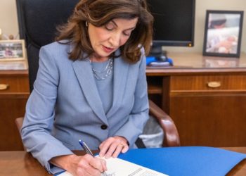 Der Gouverneur von New York, Hochul, unterzeichnet ein Gesetz, das das verdeckte Tragen von Schusswaffen an „sensiblen“ Orten trotz eines Urteils des Obersten Gerichtshofs einschränkt