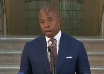 Der demokratische Bürgermeister von New York City, Eric Adams, beschwert sich über den Zustrom von Migranten, der die Ressourcen strapaziert (VIDEO)