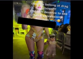 Drag Queen entblößt nackte Brüste, während sie auf dem Laufsteg eines Kleinkinds läuft (EXPLIZIERTES VIDEO)