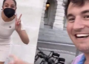 Drama-Königin AOC behauptet, sie würde Komikerin „an Deck“ bringen, die sie auf den Stufen des Kapitols angerufen hat – hier ist ein Video von dem, was wirklich passiert ist