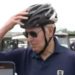 “Du siehst gut aus!” – Reporter an Biden, nachdem er gesagt hat, dass er „wie ein Narr aussehen wird“, weil er einen Fahrradhelm trägt, während er Fragen beantwortet (VIDEO)