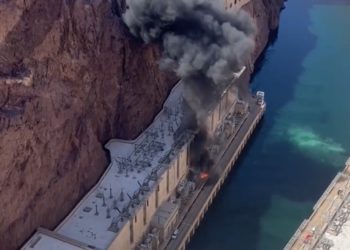 ENTWICKLUNG: Beamte der Feuerwehr reagieren auf Explosion am Hoover-Staudamm (VIDEO)