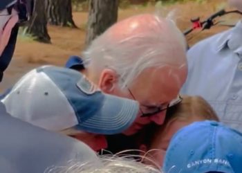 Er kann sich nicht helfen: Joe Biden beim Schnüffeln an den Haaren eines kleinen Mädchens in freier Wildbahn erwischt (VIDEO)