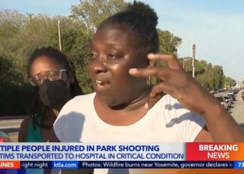 Frau, die sagte, ihr Adoptivsohn sei bei einer Massenerschießung auf der Los Angeles Car Show getötet worden, lässt Gang-Schilder aufblitzen und ruft Crips (VIDEO)