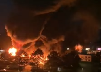 Großbrand in niederländischem Lieferdienstzentrum Picnic von Bill Gates