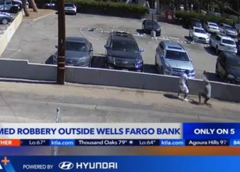 Hat Bankangestellter Räuber gewarnt?  – Bewaffneter Räuber zielt auf Kunden ab, die mit 10.000 $ Bargeld in Broad Daylight Heist (VIDEO) aus der Bank gehen