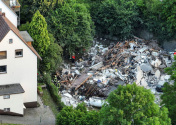 Hauseinsturz im Sauerland: Tote Frau aus Trümmern geborgen