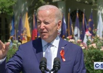 “Hinsetzen!  Sie werden hören, was ich zu sagen habe“ – Joe Biden schimpfte im Weißen Haus während seiner Bemerkungen zum neuen Waffenkontrollgesetz (VIDEO)