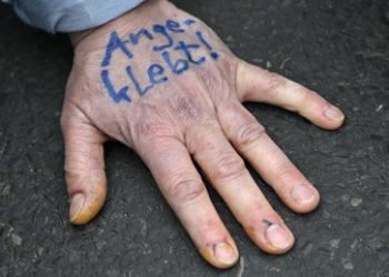 Immer mehr Klebe-Aktivisten verklagen Berliner Polizei wegen Körperverletzung