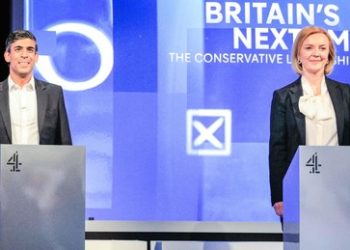 Ist die Impfung schuld? Moderatorin bricht bei TV-Duell während Truss' Putin-Schelte zusammen