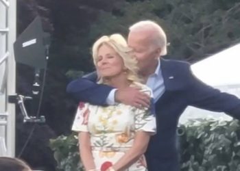Jill Biden erinnert Joe Biden daran, bei der Feier zum 4. Juli „God Bless America“ zu sagen – Joe schnüffelt im Gegenzug an ihren Haaren (VIDEO)