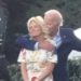 Jill Biden erinnert Joe Biden daran, bei der Feier zum 4. Juli „God Bless America“ zu sagen – Joe schnüffelt im Gegenzug an ihren Haaren (VIDEO)