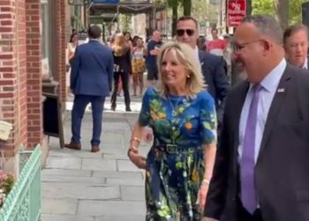 Jill Biden sagt „Danke!“  wie ein Mann ihr sagt: „Dein Mann ist der schlechteste Präsident, den wir je hatten!“  (Video)