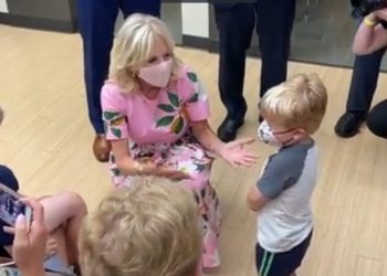 Jill Biden singt Happy Birthday für den maskierten Dreijährigen auf dem Weg, um in der Impfklinik gestochen zu werden