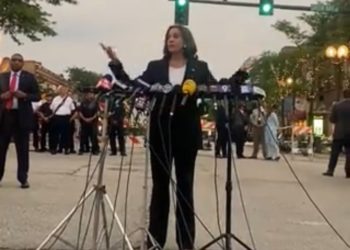 Kamala Harris am Schauplatz der Dreharbeiten im Highland Park: „Wir müssen diese Dinge ernst nehmen, so ernst wie Sie, weil Sie gezwungen wurden, dies ernst zu nehmen“ (VIDEO)