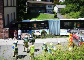 Linienbus fährt in Wohnhaus – mehrere Verletzte in Heidelberg