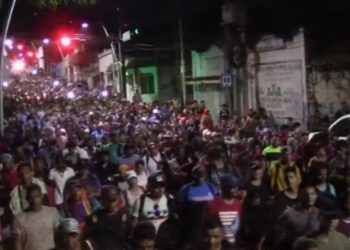 Massive Migrantenkarawane mit Tausenden von Männern im Militäralter marschiert zur US-Grenze, nachdem der Oberste Gerichtshof Trumps „Bleiben in Mexiko“-Politik aufgehoben hat (VIDEO)