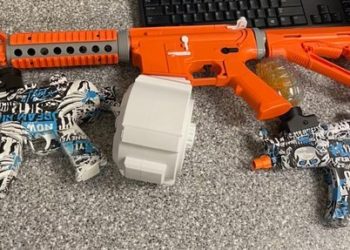 NYPD kündigt Razzia gegen Bead Blasters an, nachdem ein 18-jähriger Mann erschossen und getötet wurde, nachdem er eine Wasserpistole auf einen außerdienstlichen Korrekturbeamten gespritzt hatte