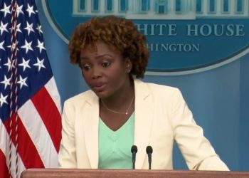 Peter Doocy Spars mit Karine Jean-Pierre, nachdem der Bürgermeister von DC die Nationalgarde aufgefordert hat, sich mit dem Zustrom illegaler Ausländer zu befassen, die aus Texas mit Bussen eingefahren werden (VIDEO)