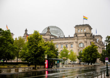Regenbogenflagge über dem Reichstag gehisst
