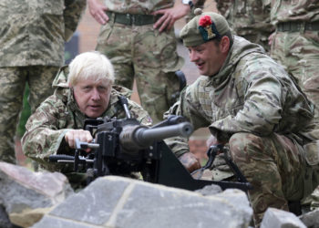 Skandalgeplagter britischer Premierminister trainiert mit ukrainischen Truppen (VIDEO)