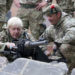 Skandalgeplagter britischer Premierminister trainiert mit ukrainischen Truppen (VIDEO)