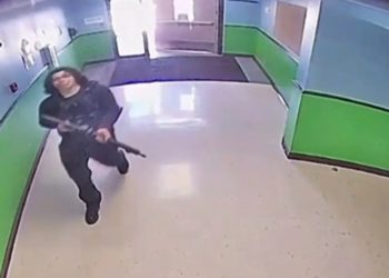 UHR: Neues Filmmaterial zeigt, wie die Cops von Uvalde davonlaufen, während Salvador Ramos Kinder erschießt