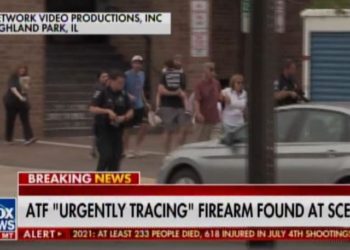 UPDATE: Waffe am Schauplatz der Schießerei im Highland Park gefunden – Schütze benutzte Leiter, um auf das Dach zu gelangen