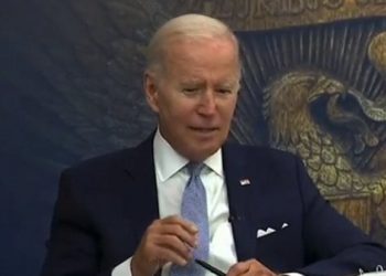 WAS?  Joe Biden scheint zu glauben, er habe Amerikanern Schecks über 8.000 Dollar geschickt (VIDEO)
