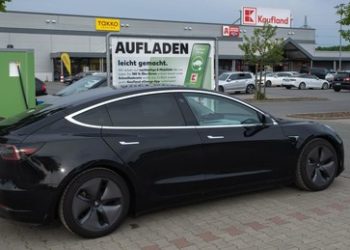 Wächter-Modus und irreführende Werbung: Verbraucherzentrale verklagt Tesla