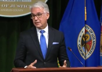 Weckte den von Soros unterstützten Staatsanwalt von Los Angeles, George Gascón, auf, um die Einheit aufzulösen, die Opfer von Anhörungen zur Bewährung von Sträflingen benachrichtigt
