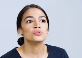 Wütender AOC gibt zu, dass die Polizei des Kapitols am 6. Januar die Türen weit offen hielt (VIDEO)