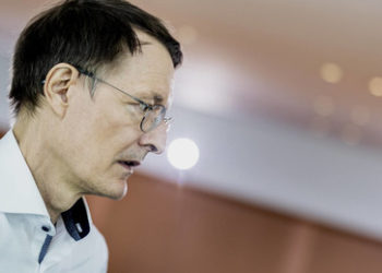 "Diskreditiert Ruf nach mehr Maßnahmen": Lauterbach kritisiert Ende der FFP2-Maskenpflicht in Bayern