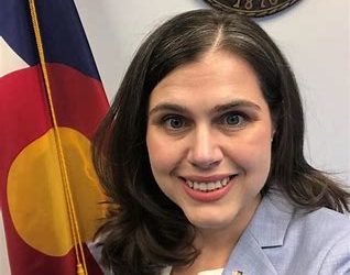Eilmeldung: Colorado Sec State Kandidatin Tina Peters verklagt jeden Angestellten in Colorado wegen Nachzählungsverfahren