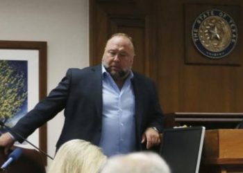 BREAKING: Alex Jones muss Sandy Hook-Familien Strafschadensersatz in Höhe von 45 Millionen US-Dollar zahlen