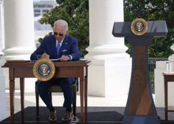 Biden unterzeichnet 280-Milliarden-Dollar-Gesetz für Halbleiter