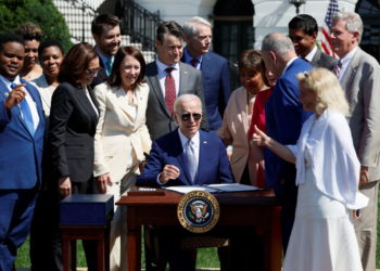 Biden unterzeichnet Executive Order;  Erstellt Lenkungsrat zur Verwaltung des 280-Milliarden-Dollar-CHIPS-Gesetzes