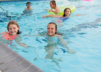 80-jährige Frau aus dem Gemeinschaftspool verbannt, weil sie sich über Cross-Dressing-Mann beschwert, der kleinen Mädchen beim Ausziehen in der Umkleidekabine zusieht