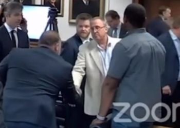 ALEX JONES PROBE EXKLUSIV: Alex Jones versöhnt sich nach seiner Aussage mit den Eltern von Sandy Hook – die sofort von ihren Anwälten weggewischt werden – VIDEO