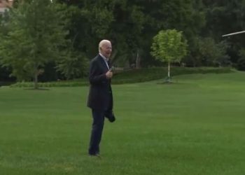 ATEMBERAUBEND.  Joe Biden steuert Marine One auf dem Rasen des Weißen Hauses an und KANN KAUM GEHEN (VIDEO)