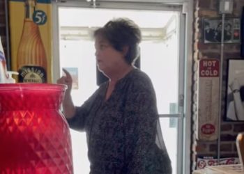 Auf Video erwischt: Demokrat aus Florida und US-Vertreter belästigt und bedroht Kleinunternehmer, weil er ein Schild für einen GOP-Kandidaten in seinem Diner aufgehängt hat (VIDEO)