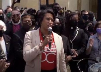 Der Pentagon-Chef lehnt den Antrag des Bürgermeisters von DC, Bowser, ab, dass Truppen der Nationalgarde beim Zustrom illegaler Ausländer helfen, die aus Texas eingeschleust werden