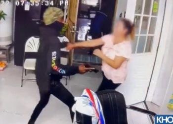 Friseurin mit vorgehaltener Waffe ausgeraubt, als sie von zu Hause aus arbeitete, nachdem ihr Friseursalon niedergebrannt war (VIDEO)