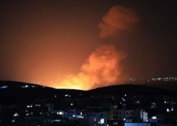 Heftige Explosionen: Zwei Zivilisten bei Luftangriffen Israels auf Syrien verletzt